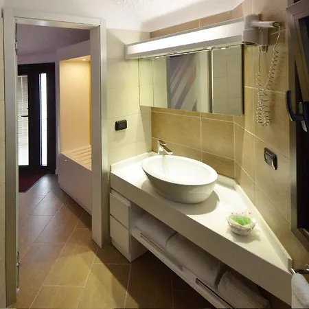 منتجع Calanica 4*
