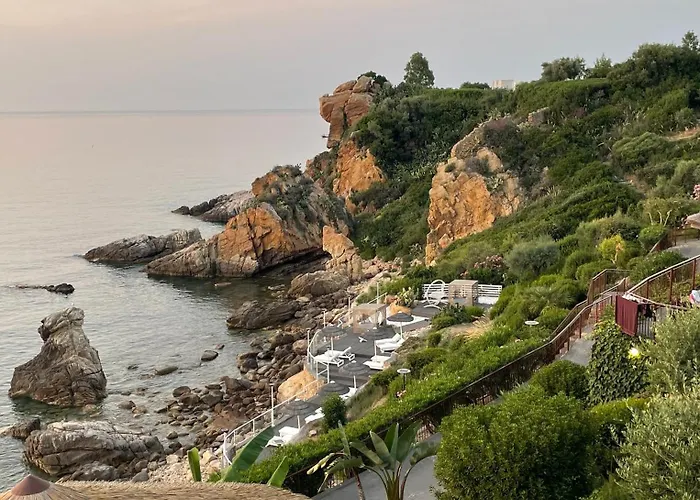 Calanica אתר נופש 4*