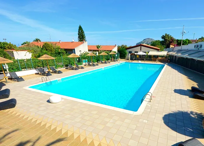 Calanica אתר נופש 4*